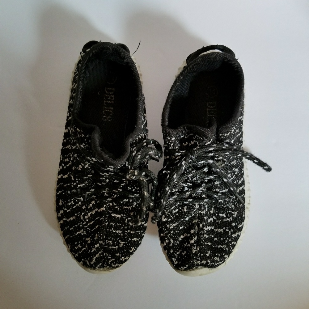 Delic8 girls shoes, size 11